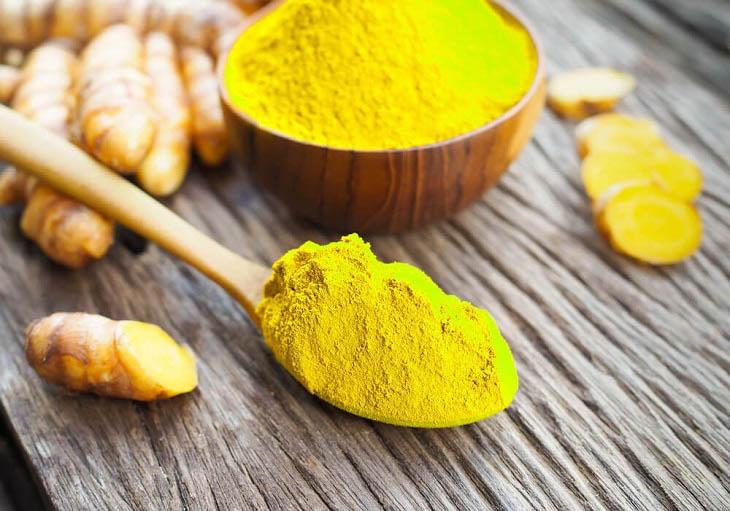 Nghệ là một loại thảo dược lành tính, tuy nhiên vì lý do sức khỏe, các chuyên gia khuyến cáo